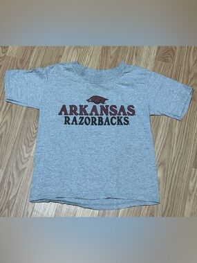 Soffe Arkansas Razorbacks Gray Tee w/red Arkansas Logo & Razorback Hog - Y Small